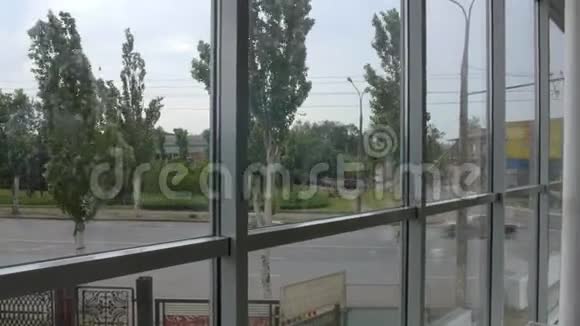 4路上巨大的窗户和在风中摆动的白杨树上可以看到K的时代景色视频的预览图