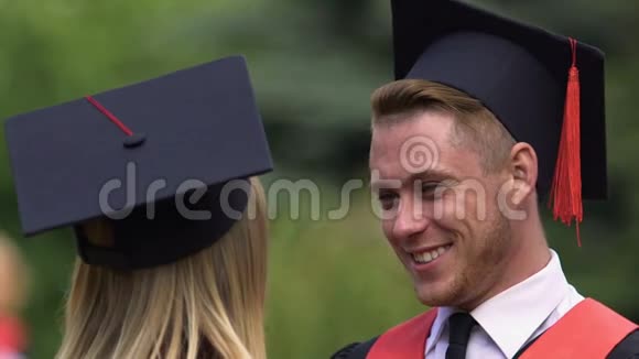 帅哥真诚微笑拥抱女性朋友毕业典礼视频的预览图