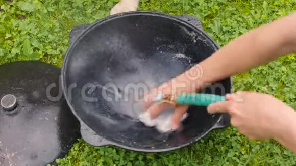 洗铸铁锅视频的预览图
