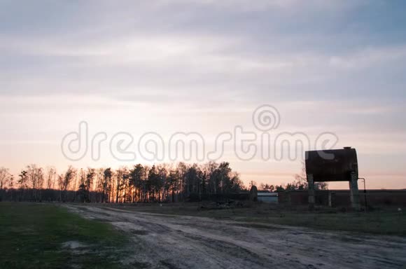 一个废弃村庄的日落一个生锈的大桶视频的预览图