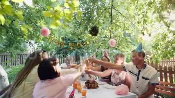 家庭庆典或后院外面的花园聚会视频的预览图