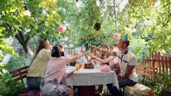 家庭庆典或后院外面的花园聚会视频的预览图