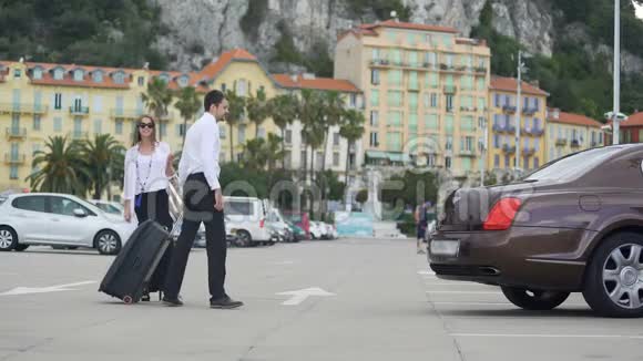 为年轻女性提供行李高级汽车服务交通服务视频的预览图
