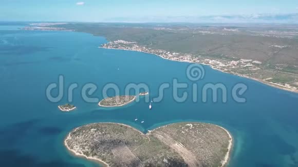 在克罗地亚帕斯曼频道观看美丽的心形的加列斯尼亚克岛也叫爱岛视频的预览图