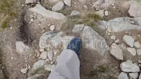缓慢地从山上下来的人的脚步声视频的预览图