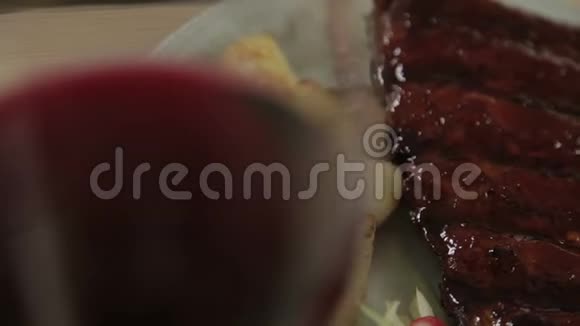 红酒杯烤土豆烧烤排骨和凉拌菜视频的预览图