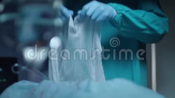 外科医生手撕纱布在外科医生房间外科医生准备医疗程序视频的预览图