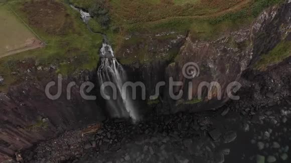 上面的瀑布斯凯岛视频的预览图