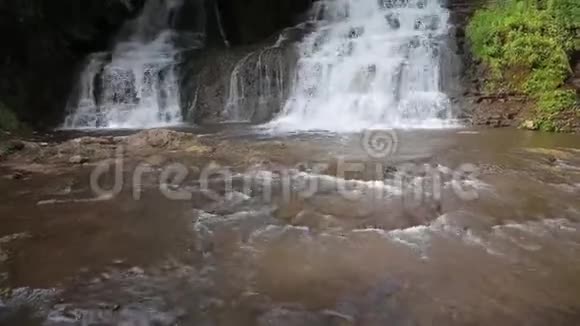 瀑布山景特写山河瀑布景观视频的预览图