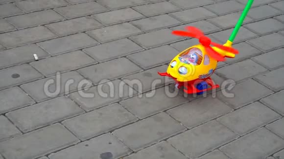 儿童在公园里滚动玩具直升机视频的预览图
