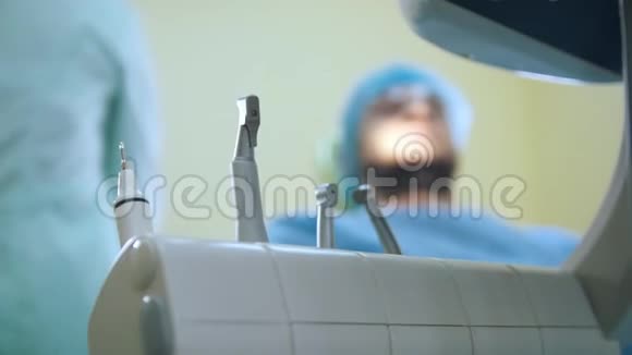 牙科办公室的医生和病人检查口腔医疗器械和前台的演练视频的预览图