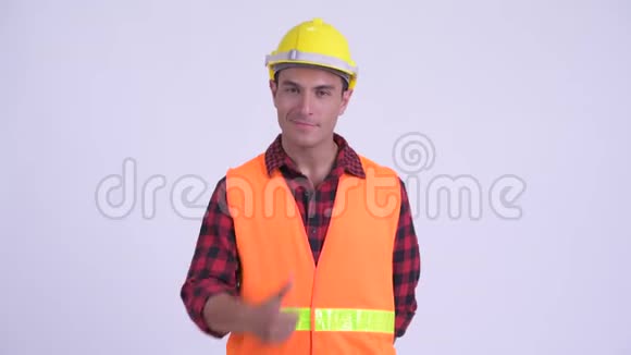 年轻快乐的西班牙裔建筑工人竖起大拇指视频的预览图