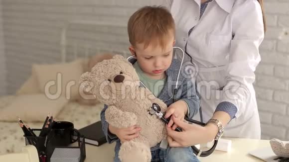 儿童和医生玩听诊器和熊视频的预览图