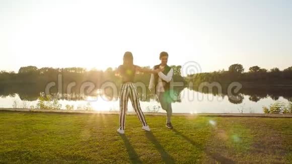 两个情人在日落时跳舞拉丁舞和社会舞的概念视频的预览图