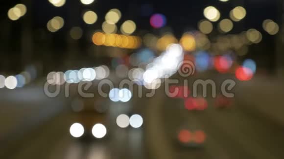 晚上的车流量灯光模糊失去焦点视频的预览图