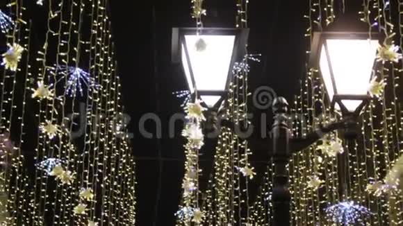 晚上在莫斯科中部地区的圣诞节假日魔术灯加兰照明基本观点视频的预览图