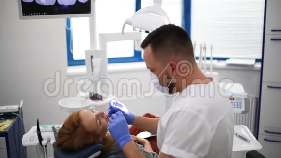 牙科病人在手术期间进行口腔卫生牙科治疗视频的预览图