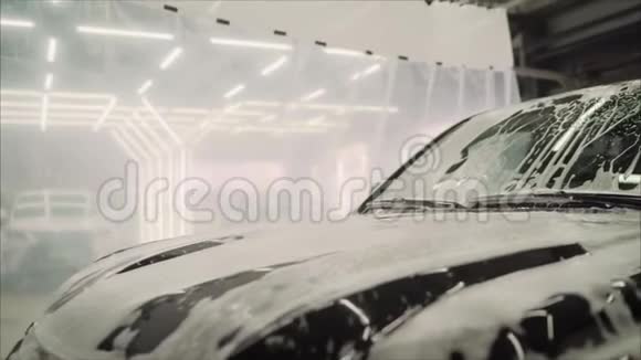 用泡沫冲洗汽车用肥皂洗车视频的预览图