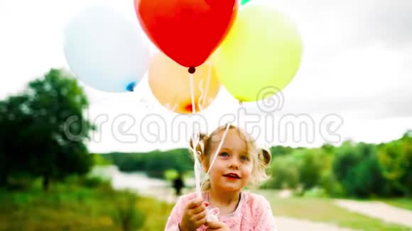 公园里有气球的小女孩视频的预览图
