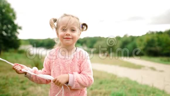 公园里有气球的小女孩视频的预览图