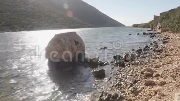 在Kekova海岸附近的水中矗立着破碎的古老地窖视频的预览图