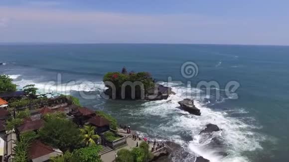 空中从巴厘岛看到美丽的景色令人惊叹的蓝海浪潮视频的预览图