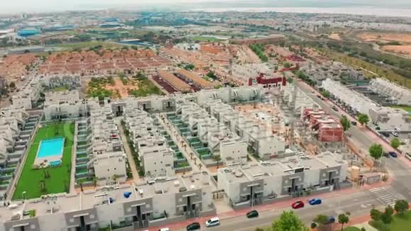 空中观景一个有新建筑的建筑区西班牙科斯塔布兰卡阿利坎特托雷维亚视频的预览图