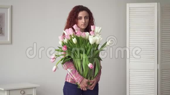 年轻的中东女人带着悲伤的眼神手捧鲜花视频的预览图