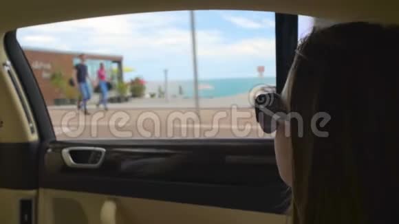 戴墨镜的体贴漂亮女人开车旅行放松度假视频的预览图