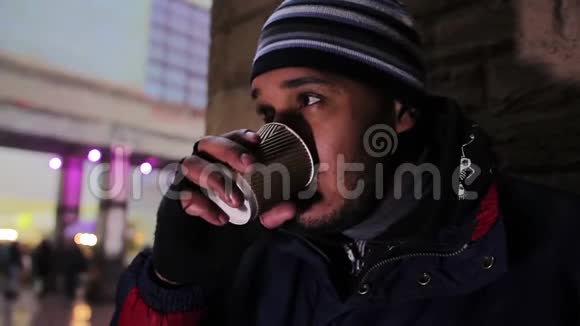 沮丧的男人在户外喝咖啡在工作中遇到麻烦悲伤视频的预览图