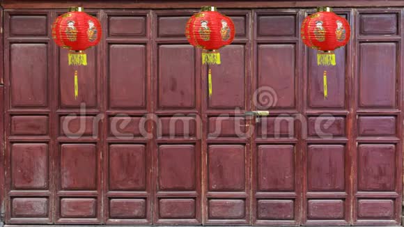 木制折叠门的中国新年灯笼视频的预览图