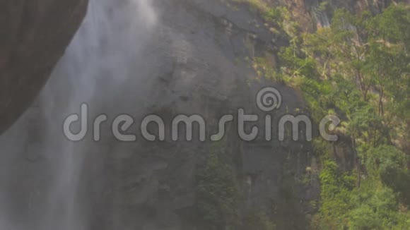 在明亮的夏日阳光下的岩石悬崖瀑布视频的预览图