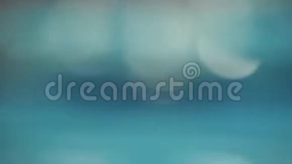 浅蓝色反射背景模糊抽象的水反射模糊视频的预览图
