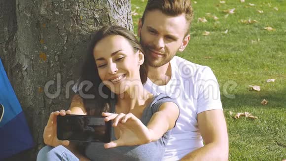 幸福夫妇拍自拍照片慢动作视频的预览图