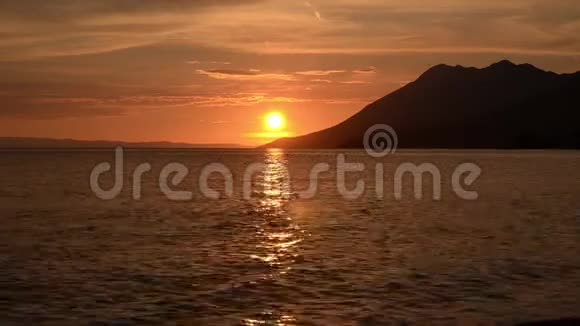 浪漫而令人惊叹的海上日落太阳下山了美丽的日落越过大海克罗地亚海岸和亚得里亚海视频的预览图