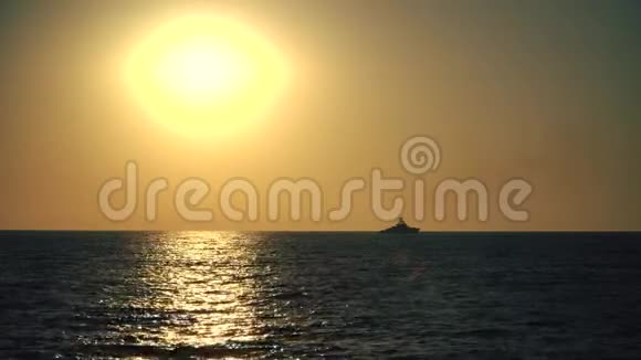船和日落在海上视频的预览图