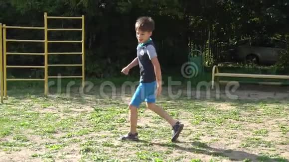 男孩踢足球户外慢动作视频的预览图