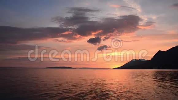浪漫而令人惊叹的海上日落太阳下山了美丽的日落越过大海克罗地亚海岸和亚得里亚海视频的预览图