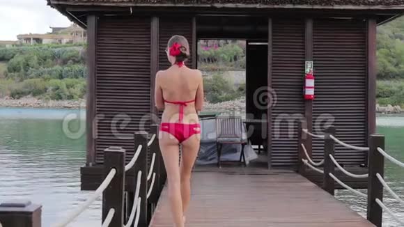 穿着红色泳衣在岛上走来走去的女孩视频的预览图