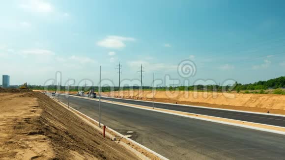 在立陶宛维尔纽斯2016年6月2日高速公路上铺设沥青延时视频的预览图
