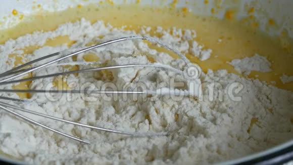 厨房手工金属搅拌器在靠近视野的碗中为自制蛋糕搅拌面团视频的预览图