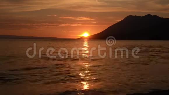 浪漫而令人惊叹的海上日落太阳下山了美丽的日落越过大海克罗地亚海岸和亚得里亚海视频的预览图