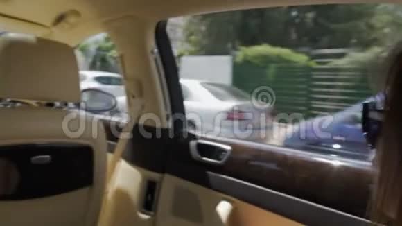 年轻的富婆开车旅行私人司机开昂贵的汽车视频的预览图