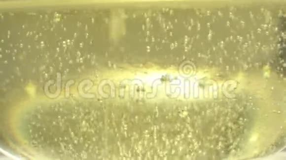 油流入透明的碗里视频的预览图