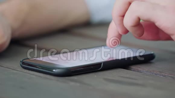 男人用电话的手视频的预览图