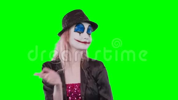 女孩小丑用食指指着右上角视频的预览图