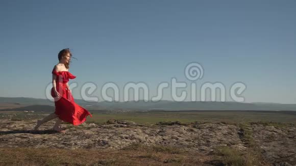 一个穿着风衣的女人沿着悬崖边跑视频的预览图