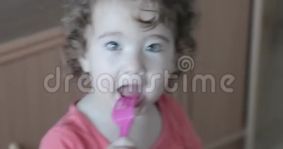 一个嘴里有叉子的小孩视频的预览图