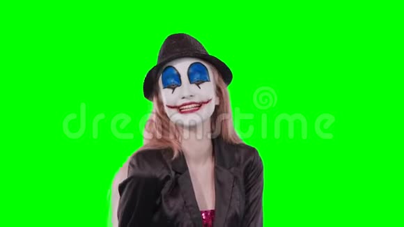 女孩小丑用食指指着右上角视频的预览图