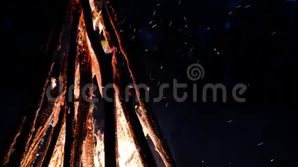 无数的火花从篝火中冒出来映衬着一夜的黑暗慢动作视频的预览图
